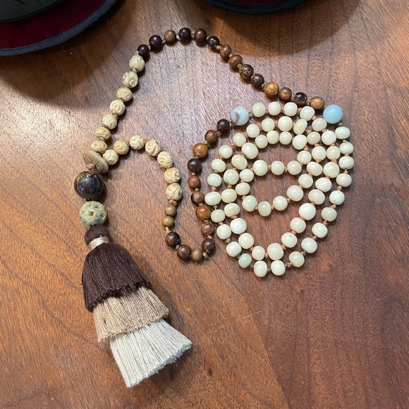 Mala Necklace Hand Knotted in Zan Pattern OOAK - Picture 3 of 7